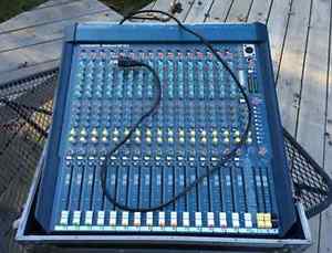 ALLEN & HEATH MIX WIZARD WZ3 16:2 WITH FITTED ROAD CASE