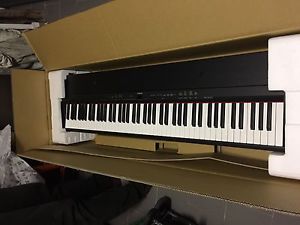 Pianoforte digitale tastiera Yamaha P-155B completa di supporto, sedile, pedale