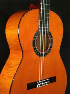 SPANISH GUITAR JUAN MONTES. FLAMED MAPLE. GUITARRA FLAMENCO ROJA. HARD CASE