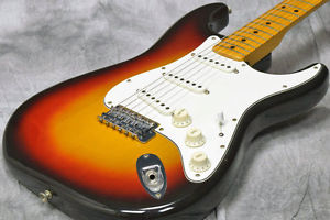 Fender: Electric Guitar 1975 Stratocaster Sunburst/Maple USED