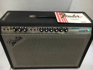 Vintage FENDER silver panel VIBROLUX REVERB vacuum tube amplifier