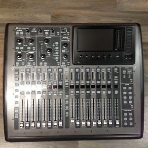 X 32 Compact Behringer digital mixing console