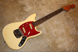 Fender 65 Mustang Used  w/ Hard case