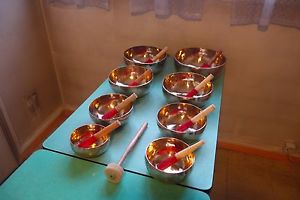 UN LOT DE 8 BOLS CHANTANTS