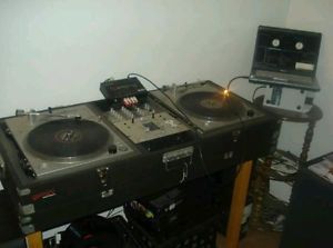 Stanton STR8-80 Turntables with Mixer & Coffin