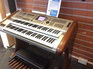 BOHM SILVERBIRD V6 ORGAN EXCELLENT CONDITION WITH DISKS AND MANUAL. SEE LISTING