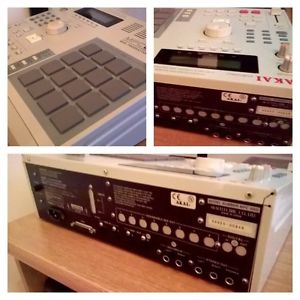 AKAI MPC 2000 MINT