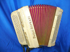 Accordeon PAOLO SOPRANI 3 voix 4 rangs main droite 120 basses