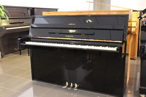 Yamaha Klavier, schwarz poliert, neuwertig, vom Klavierbaumeister