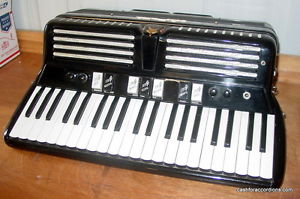 LA PRIMA FULL SIZE PIANO ACCORDION W/ CASE STRAPS, PICKUPS IN NICE WORKING CO