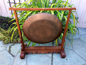 BEAUTIFUL GONG WITH STAND wood bronze engraved Chinese antique old art