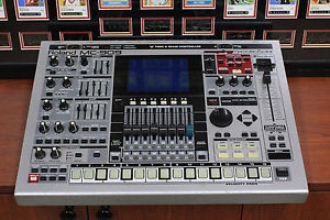 Roland MC 909 Sampling Groovebox