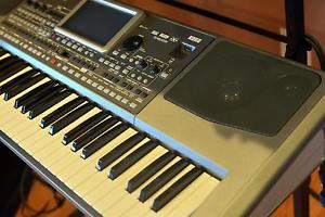 Korg PA900 61 note arranger keyboard with  built in speakers