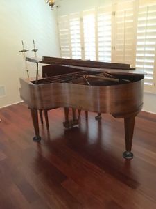 baby grand piano