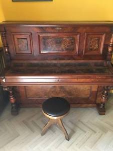 Pianoforte in radica di noce, marca Berlin M. Janonsky