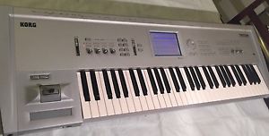 Korg Triton 61 key Synthesizer /CARRYING CASE