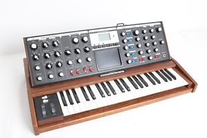 Moog Minimoog Voyager Select Series Synthesizer w/roadcase - MINT -