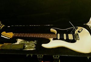New Fender® American Deluxe Stratocaster® HSS Shawbucker Olympic Pearl/used Case