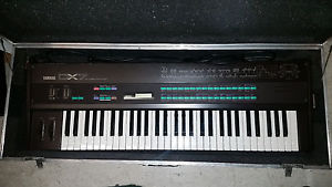 Yamaha DX-7 with flight case -- Excellent Condition