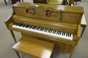 Oak *Rudolph Wurlitzer Model P265* Console Piano
