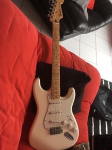 GUITARE FENDER MEXIQUE NEW STANDARD STRATOCASTER