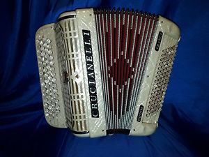 Accordéon CRUCIANELLI 4rangs 2 voix 80 basses