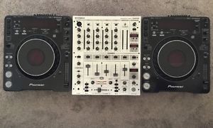 Pair (2) Of Pioneer CDJ-1000 MK2 With Mixer
