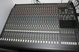 Mackie 24-8-2 8 Bus mixing desk. near immaculate condition