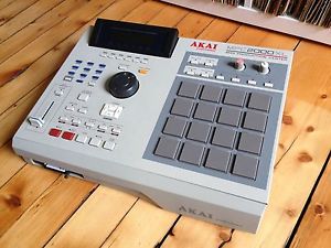 AKAI MPC 2000XL Sampler Sequencer 8 Outputs Original box and manual