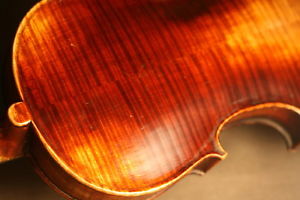 A GOOD OLD ANTIQUE GERMAN VIOLIN OF THE NEUNER SCHOOL MADE CIRCA 1900.