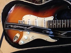 FENDER American Deluxe Stratocaster Electric -Tobacco-Burst - NOKIE EDWARDS Sign