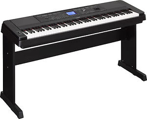 Yamaha DGX-660B pianoforte digitale 88 tasti pesati completo di stand USB Mic in