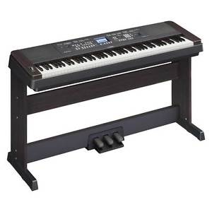 Yamaha DGX-650 Black + LP7A