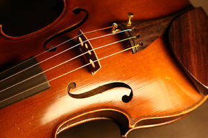 A GOOD OLD ANTIQUE FRENCH VIOLIN MADE AFTER CELONIATUS BY LABERTE CIRCA 1930.