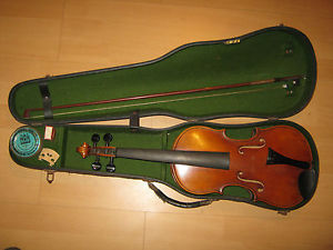 Alte Geige mit Geigenkasten