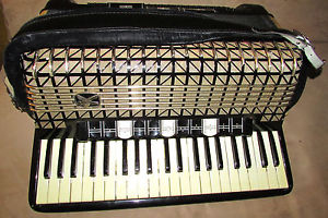 Vintage Hohner Atlantic IV De Luxe Accordion 120 Bass 19 1/4 Keyboard