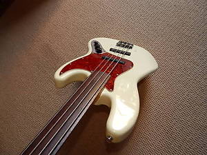 Fender Jazz Bass JV 1982 MIJ Fretless Oly White Japan