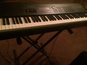 Yamaha S90 Keyboard Synthesizer . Perfect Condition