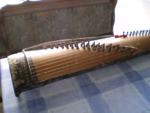 Dàn Tranh ( 彈 箏 ) ,gerupfte Zither aus Vietnam, Guzeng ähnlich