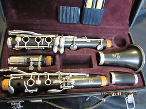 YAMAHA 650 CLARINET w MOUTHPIECE, LIGATURE AND REED CASE