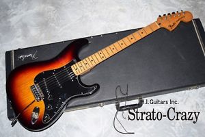 Fender Stratocaster '77 Sunburst Maple neck "Near Mint Condition Electric
