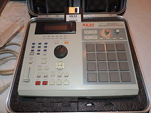 AKAI MPC 2000XL Midi Production Center with 8 Outputs + Flight Case