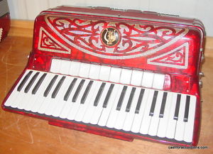 SOPRANI FULL SIZE ACCORDION IN GREAT WORKING CONDITION! 11/TREBLE - 4/BASS NICE!