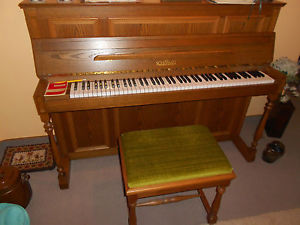 Schimmel Klavier mit Hocker im Landhausstil