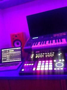 Native Instruments Maschine Studio como nueva+caja+7 licencias de librerías etc