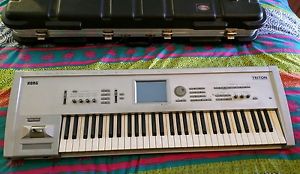 KORG TRITON 61-Key Sampler/Workstation SYNTHESIZER w ROAD / FLIGHT CASE