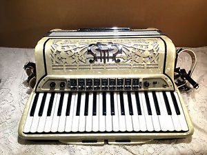 Morbidoni Accordion 3 Reed Tone Chamber 9 Button 41 Keys ALBERTO Italy 3/4 Box