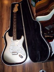 FENDER STRATOCASTER , USA, 2001, CHAMPAGNE FINISH, RED LABEL HARD CASE VGC