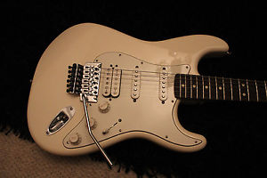 Fender Standard Stratocaster HSS Floyd Rose -neuwertig- Mexico mit Gigbag