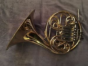 Yamaha YHR-561 Full Double French Horn with Case and Mouthpiece